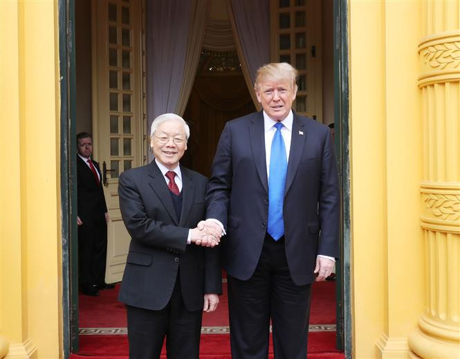 Party General Secretary and State President Nguyen Phu Trong welcomes US President Donald Trump in Hanoi, February 27, 2019 (Photo: VNA)