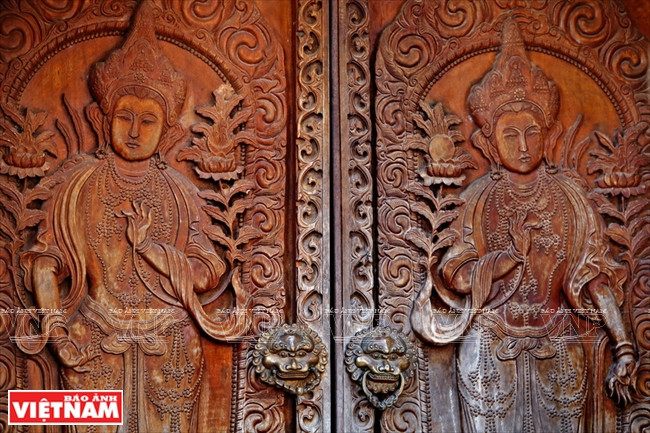 Wooden doors with the sophisticated carving patterns of Tu Dai Thien Vuong (four heavenly kings) (Photo: VNA)