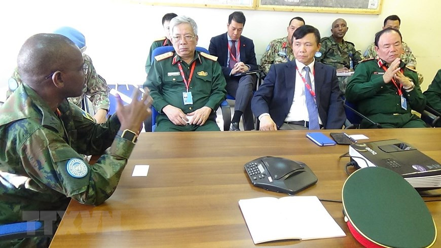 Vietnamese task force work with Lieutenant General Frank Mushyo Kamanzi, Force Commander of the United Nations Mission in South Sudan (Photo: VNA)