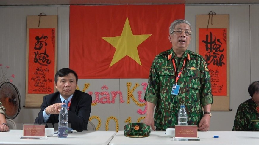 Senior Lieutenant-General Nguyen Chi Vinh delivers a speech in a meeting with Vietnamese officers (Photo: VNA)