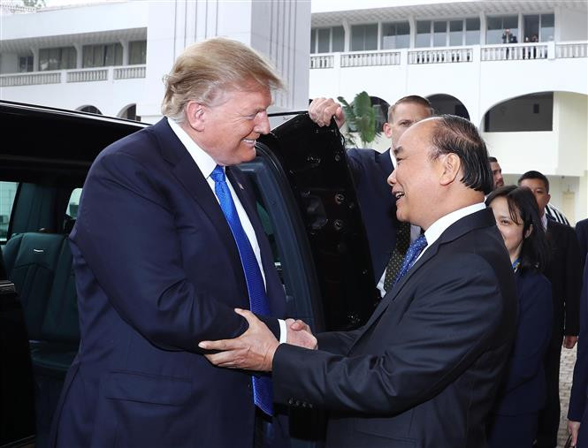 Prime Minister Nguyen Xuan Phuc welcomes US President Donald Trump in Hanoi, February 27, 2019 (Photo: VNA)