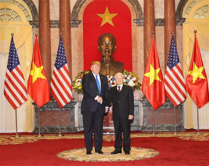Party General Secretary and State President Nguyen Phu Trong welcomes US President Donald Trump in Hanoi, February 27, 2019 (Photo: VNA)