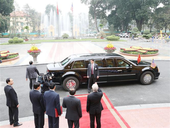 Party General Secretary and State President Nguyen Phu Trong bids farewell to US President Donald Trump (Photo: VNA)
