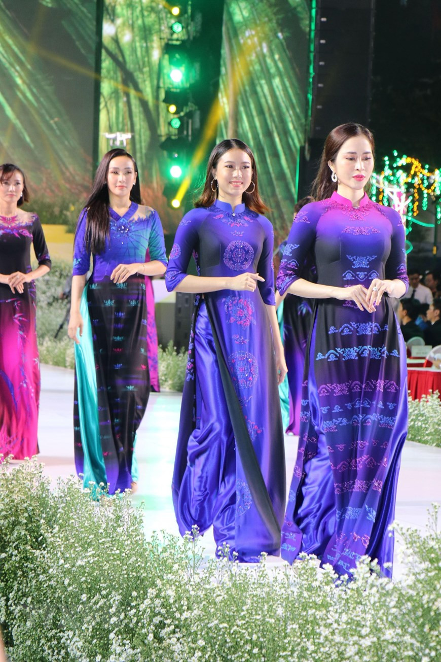 Models perform catwalk in opening ceremony (Photo: VNA)
