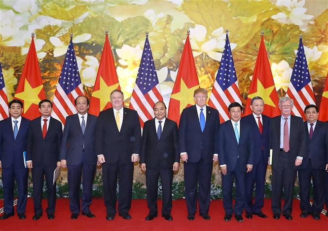 Prime Minister Nguyen Xuan Phuc, US President Donald Trump, US Secretary of State Mike Pompeo together with Vietnam and US delegates pose for a group photo (Photo: VNA)