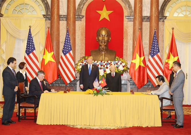 Party General Secretary and President Nguyen Phu Trong and US President Donald Trump witness the signing of cooperation agreement between Bamboo Airways and Boeing, February 27, 2019 (Photo: VNA)