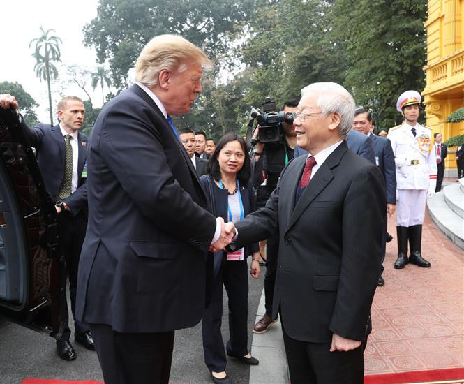 Party General Secretary and State President Nguyen Phu Trong welcomes US President Donald Trump in Hanoi, February 27, 2019 (Photo: VNA)
