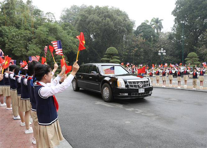 US President’s ‘The Beast’ on the way to the Presidential Palace (Photo: VNA)
