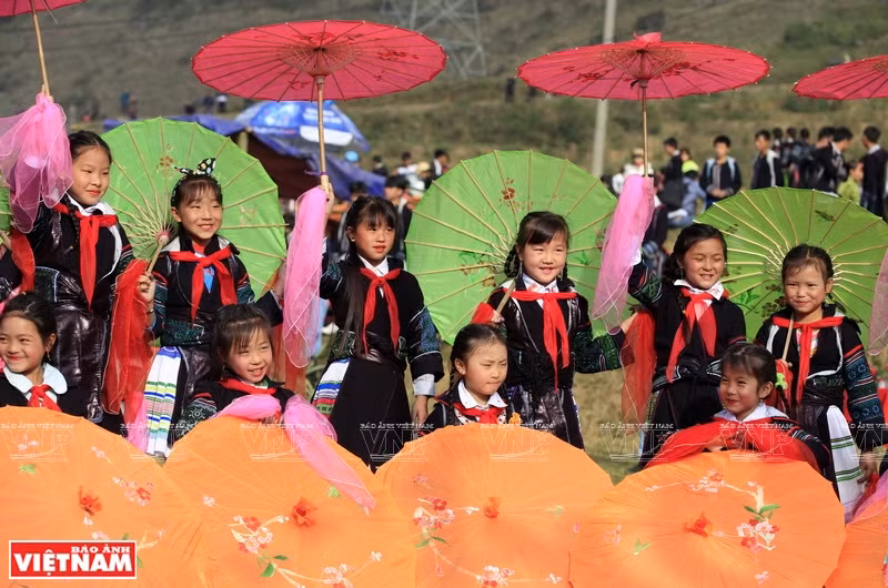 Mong ethnic kids perform traditional umbrella dance in Gau Tao festival (Photo: VNA)