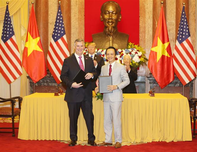 Party General Secretary and President Nguyen Phu Trong and US President Donald Trump witness the signing of cooperation agreement between Bamboo Airways and Boeing, February 27, 2019 (Photo: VNA)