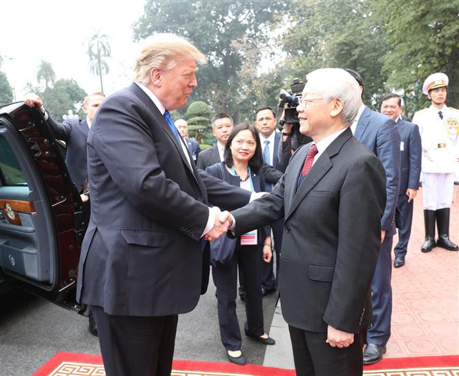 Party General Secretary and State President Nguyen Phu Trong welcomes US President Donald Trump in Hanoi, February 27, 2019 (Photo: VNA)