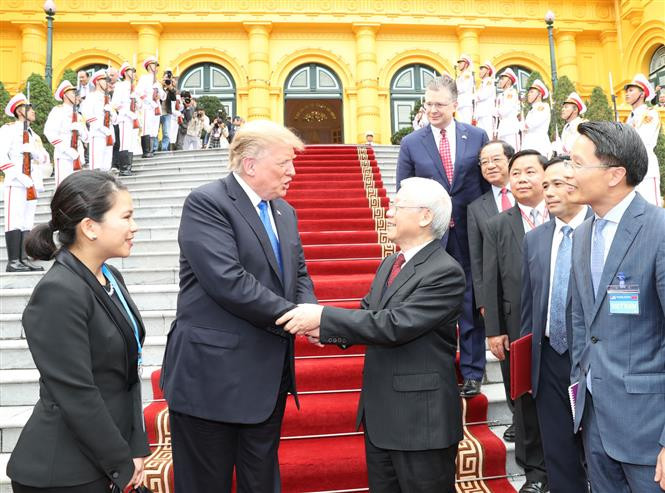 Party General Secretary and State President Nguyen Phu Trong bids farewell to US President Donald Trump (Photo: VNA)
