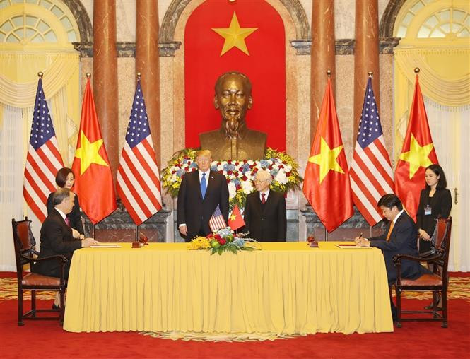 Party General Secretary and President Nguyen Phu Trong and US President Donald Trump witness the signing of cooperation agreement between Vietjet Air and GE Aviation, February 27, 2019 (Photo: VNA)