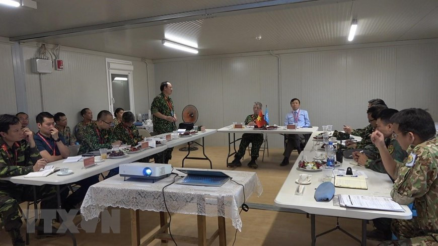 Task force have a working session with officers at field hospital and Vietnamese officers working at United Nations Mission in South Sudan (UNMISS) (Photo: VNA)