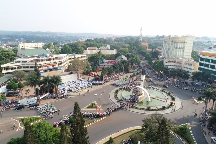 Thousands of locals and tourists participate in the carnival (Photo: VNA)