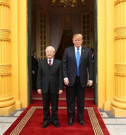 Party General Secretary and State President Nguyen Phu Trong welcomes US President Donald Trump in Hanoi, February 27, 2019 (Photo: VNA)