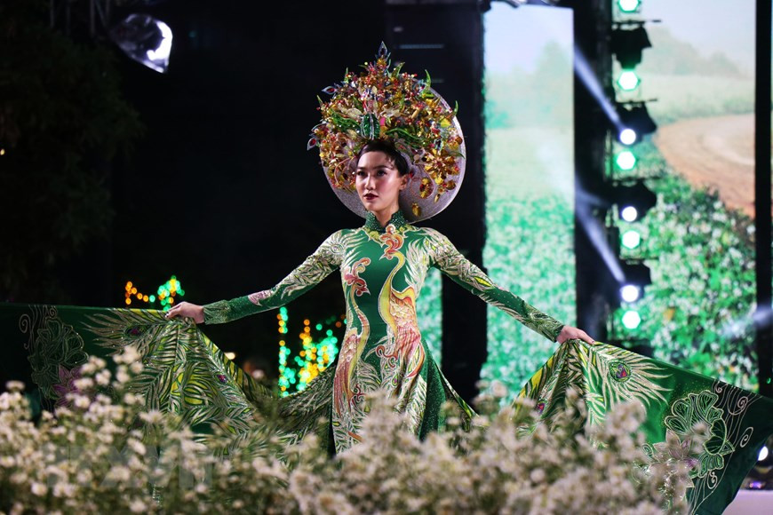 15 Vietnamese and a Korean designers present their collections at a catwalk show during the festival (Photo: VNA)