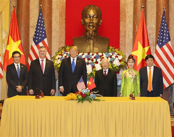 Party General Secretary and President Nguyen Phu Trong and US President Donald Trump pose for a group photo after a signing ceremony between Vietjet Air and Boeing, February 27, 2019 (Photo: VNA)