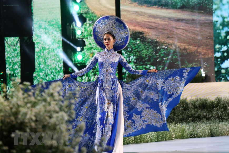 A model performs catwalk in opening ceremony (Photo: VNA)