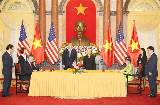 Party General Secretary and President Nguyen Phu Trong and US President Donald Trump witness the signing of cooperation agreement between Vietjet Air and Boeing, February 27, 2019 (Photo: VNA)