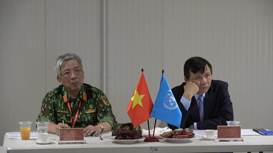 Senior Lieutenant-General Nguyen Chi Vinh and ambassador Dang Dinh Quy in a working session with officers at field hospital and Vietnamese officers working at United Nations Mission in South Sudan (UNMISS) (Photo: VNA)