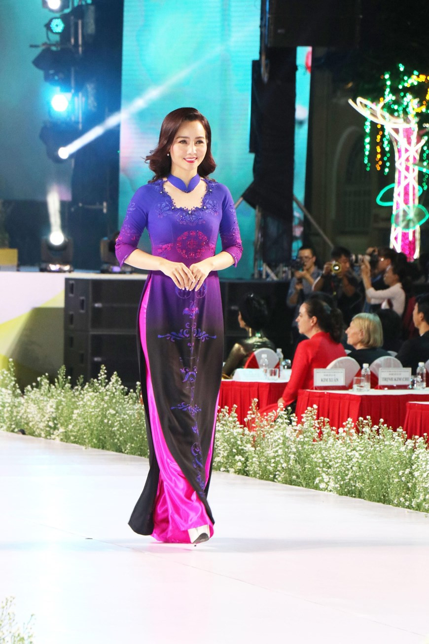 A model performs catwalk in opening ceremony (Photo: VNA)