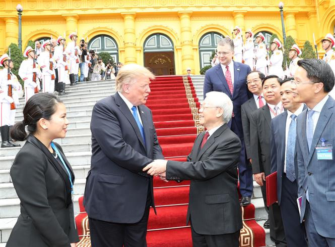 Party General Secretary and State President Nguyen Phu Trong bids farewell to US President Donald Trump (Photo: VNA)