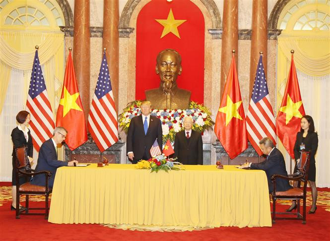 Party General Secretary and President Nguyen Phu Trong, US President Donald Trump witness a signing ceremony between Vietnam Aviation Corporation and US-based firm Sabre, February 27, 2019 (Photo: VNA) 