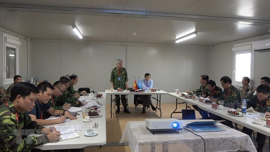 Senior Lieutenant-General Nguyen Chi Vinh delivers a speech in a meeting with Vietnamese officers (Photo: VNA)