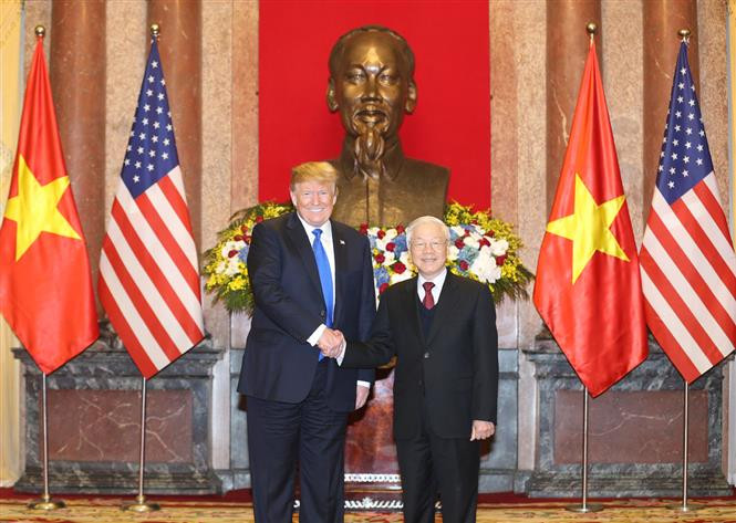 Party General Secretary and State President Nguyen Phu Trong welcomes US President Donald Trump in Hanoi, February 27, 2019 (Photo: VNA)