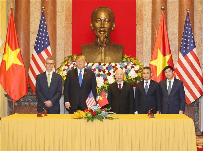  Party General Secretary and President Nguyen Phu Trong, US President Donald Trump and delegates pose for a photo after a signing ceremony between Vietnam Aviation Corporation and US-based firm Sabre, February 27, 2019 (Photo: VNA)