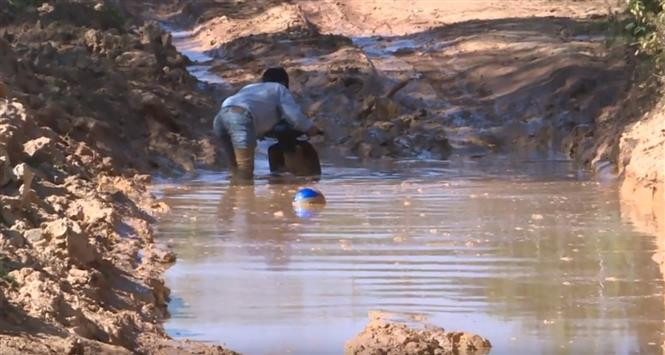 Slippery roads make them fall quite often (Photo: VNA)