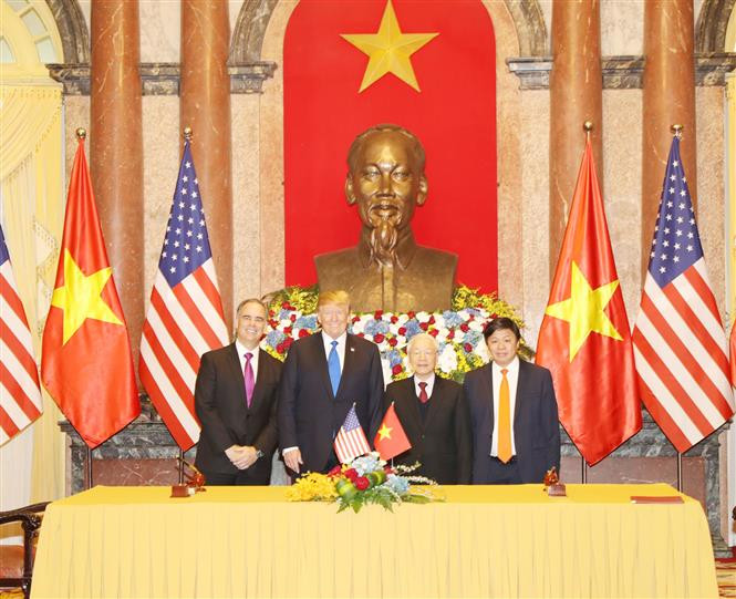 Party General Secretary and President Nguyen Phu Trong, US President Donald Trump and a group photo after a signing ceremony (Photo: VNA)