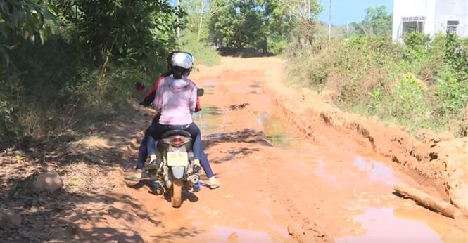 When it rains, the roads get muddy, causing lots of troubles for teachers (Photo: VNA) 