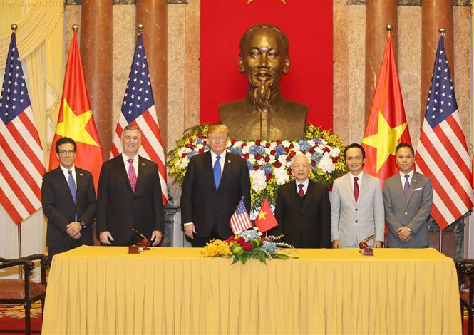 Party General Secretary and President Nguyen Phu Trong, US President Donald Trump and delegates pose for a photo after a signing ceremony between Bamboo Airways and Boeing, February 27, 2019 (Photo: VNA)