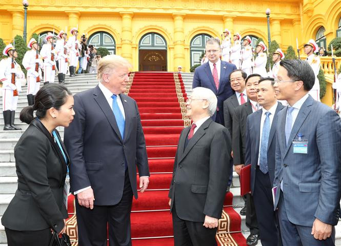 Party General Secretary and State President Nguyen Phu Trong bids farewell to US President Donald Trump (Photo: VNA)