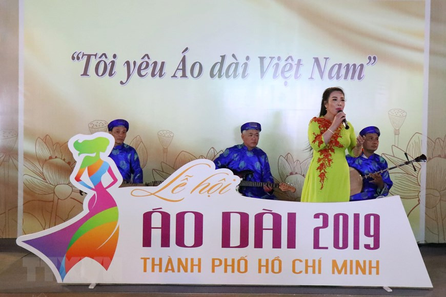 Don ca (southern amateur singing) enchants audience in opening ceremony of the sixth ao dai festival (Photo: VNA)