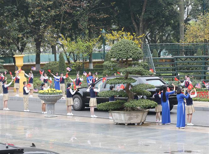 US President’s ‘The Beast’ leaves the Presidential Palace (Photo: VNA)