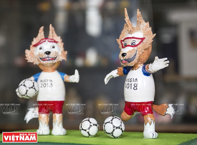 Two models of Zabivaka, the official mascot of the 2018 FIFA World Cup (Photo: VNA) 