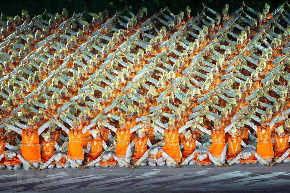 The opening ceremony lasted for around three hours with the participation of 4,000 dancers, 20 singers and hundreds of musicians of Indonesia as well as celebrities from around the world. (Photo: Xinhua/VNA)