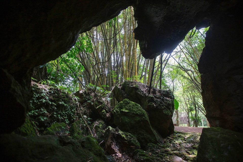 After walking through a narrow entrance, visitors find themselves inside the airy Tien Phi Cave. (Photo: VNA)