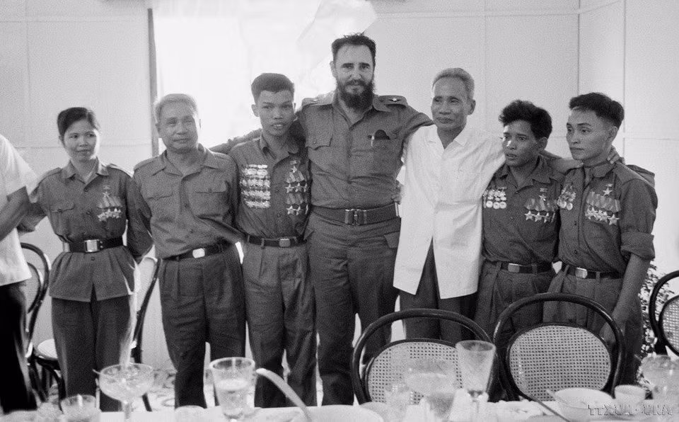 Prime Minister Pham Van Dong and First Secretary of the Communist Party of Cuba Central Committee and Prime Minister of the Cuban Revolutionary Government Fidel Castro with heroes of the Liberation Army of South Vietnam (September 1973). (Photo: VNA)