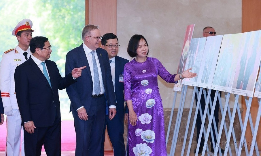 General Director of the Vietnam News Agency Vu Viet Trang introduces photos taken by VNA reporters on Vietnam-Australia cooperative relations to Australian Prime Minister Anthony Albanese on June 4, 2023. (Photo: VNA)