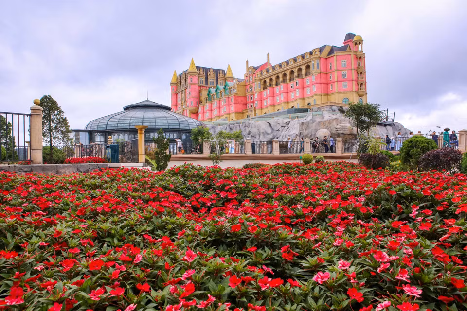 Sun World Ba Na Hills blends in with blankets of vivid flowers. (Photo: VNA)
