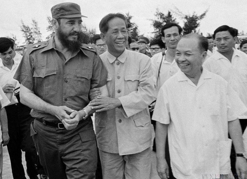 First Secretary of the Vietnam Workers’ Party Le Duan chairs a welcome ceremony for First Secretary of the Communist Party of Cuba Central Committee and Prime Minister of the Cuban Revolutionary Government Fidel Castro on September 12, 1973, at Gia Lam Airport in Hanoi. (Photo: VNA archives)