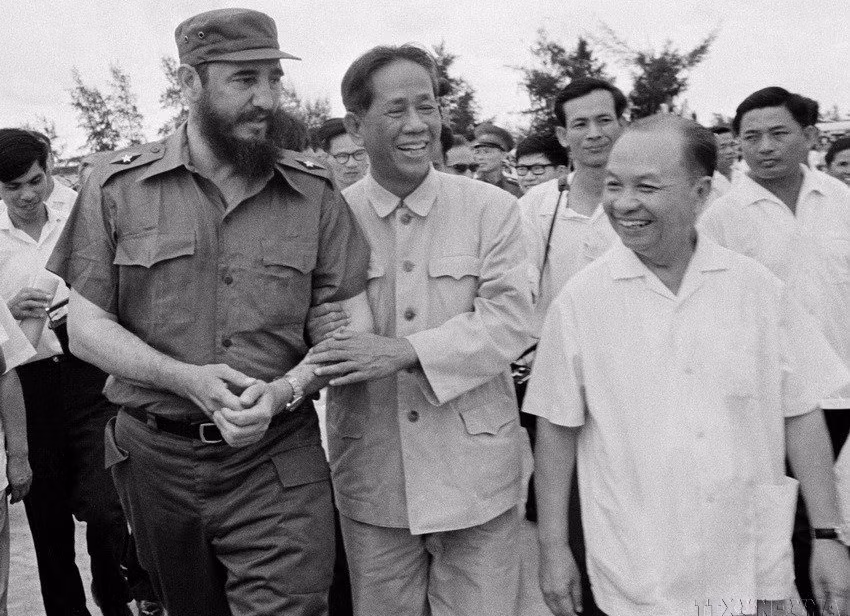 First Secretary of the Vietnam Workers’ Party Le Duan chairs a welcome ceremony for First Secretary of the Communist Party of Cuba Central Committee and Prime Minister of the Cuban Revolutionary Government Fidel Castro on September 12, 1973, at Gia Lam Airport in Hanoi. (Photo: VNA archives)