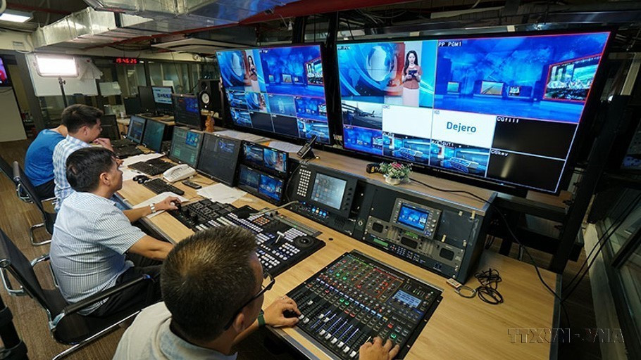 A work shift at the Vietnam News Agency’s Television Centre. (Photo: VNA)