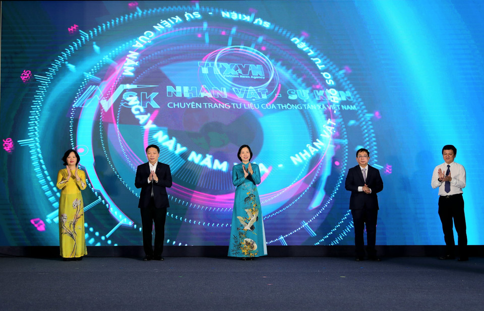 General Director of Vietnam News Agency Vu Viet Trang and delegates launch the website "Figures-Events". (Photo: VNA)