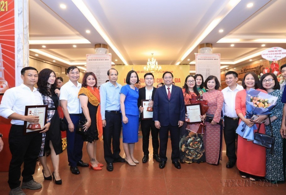 Prime Minister Pham Minh Chinh, VNA General Director Vu Viet Trang, and VNA journalists who won the 16th National Press Award, in June 2022. (Photo: VNA)