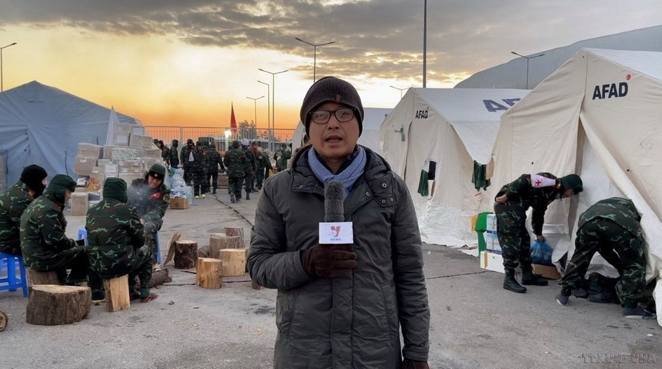 Journalist Hai Linh from the Vietnam News Agency on duty in Turkiye to report on the catastrophic earthquake in the country in February 2023. (Photo: VNA)